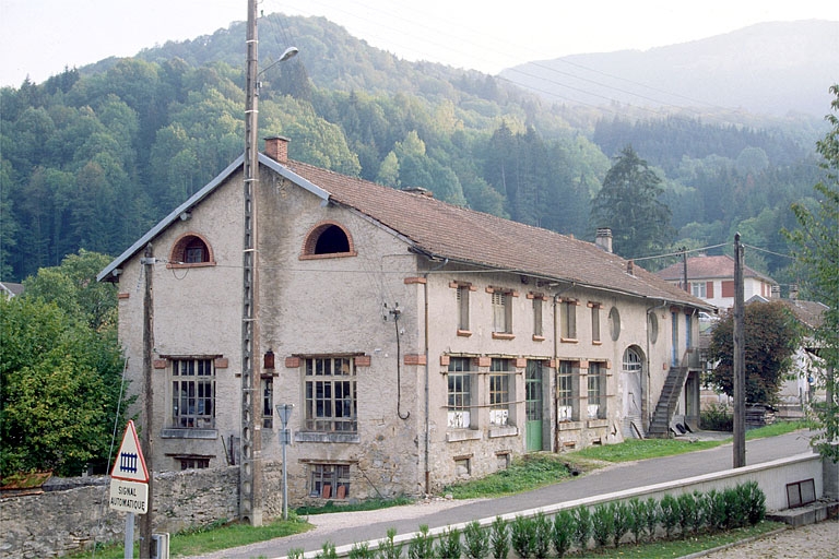 Façade antérieure vue de trois quarts gauche.