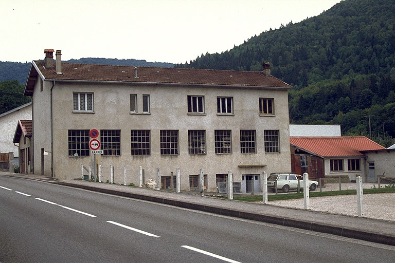 Vaux-lès-Saint-Claude : usine de taille de pierre pour la joaillerie et l'industrie, usine de tournerie Trouillet. 