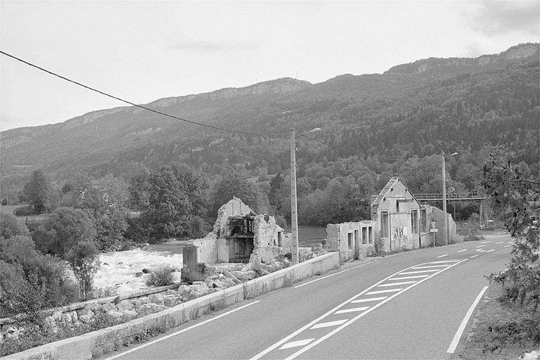 Vestiges, côté route.