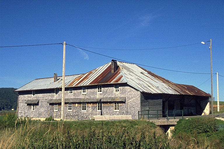 Bâtiment vu de trois quarts gauche.