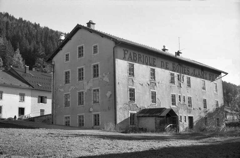 Façades postérieure et latérale droite de l'atelier de fabrication.
