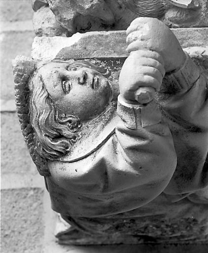 Console ornée d'un ange céroféraire.