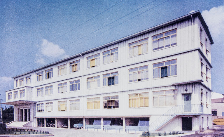 Exemple de construction dans les années 1950 : immeuble servant de siège à la C.M.F., à Florange (Moselle).