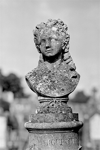 Tombeau de Marguerite Buchet : détail du buste de face.