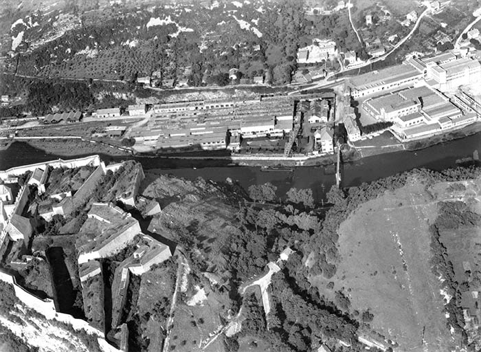 Vue aérienne de la papeterie depuis l'ouest, 1956.