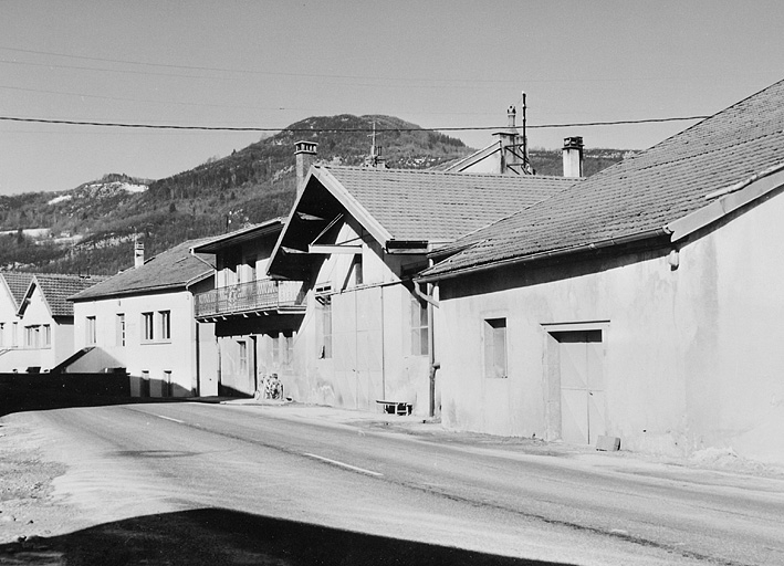 Façade antérieure des ateliers entre la route et la Bienne.