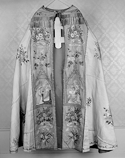 3 chapes, chasuble, 2 dalmatiques, 3 étoles, 3 manipules, voile huméral, voile de calice, bourse de corporal (1er ornement blanc)