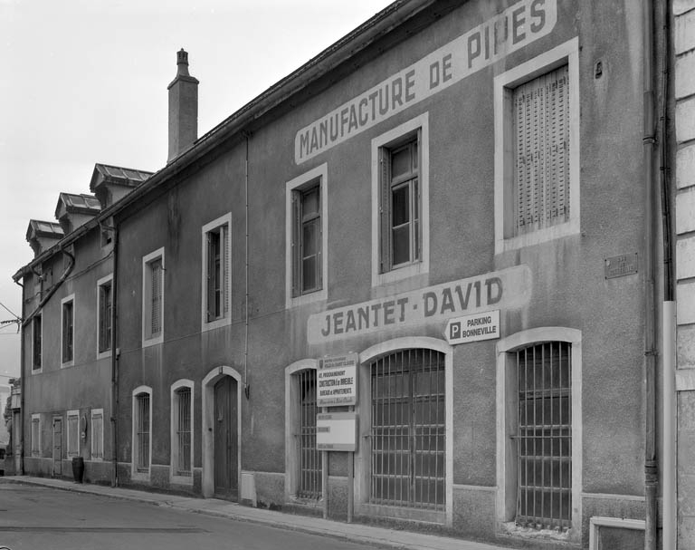 Façade antérieure vue de trois quarts droite.