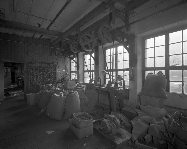 Intérieur de l'atelier de mécanique.
