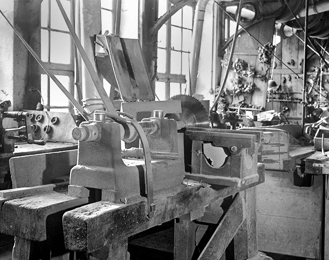 Atelier d'ébauchage : scie circulaire.