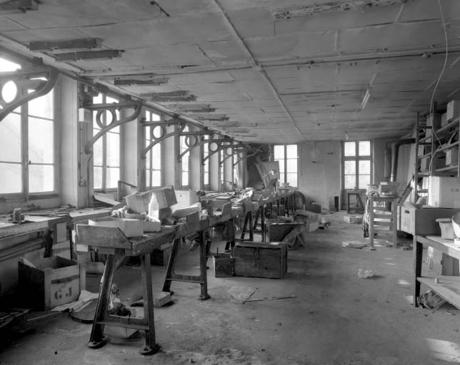 Intérieur de l'atelier de polissage et d'éclaircissage.