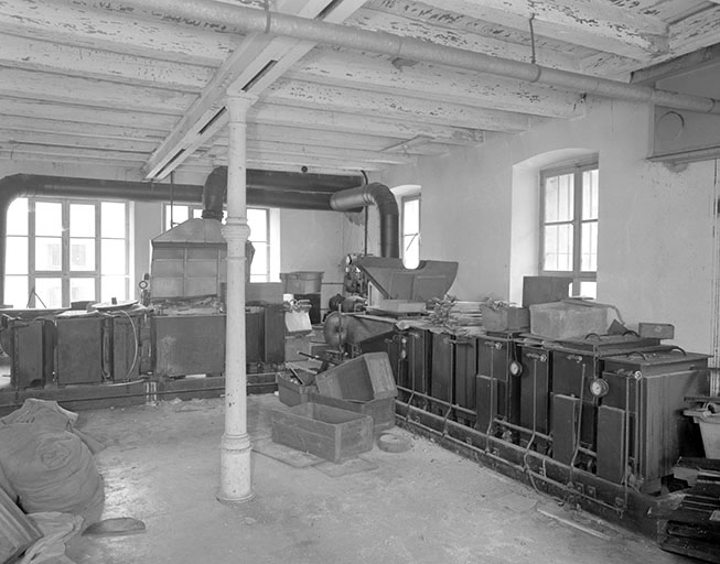 Atelier de fabrication (rez-de-chaussée) : chaîne d'électrolyse.
