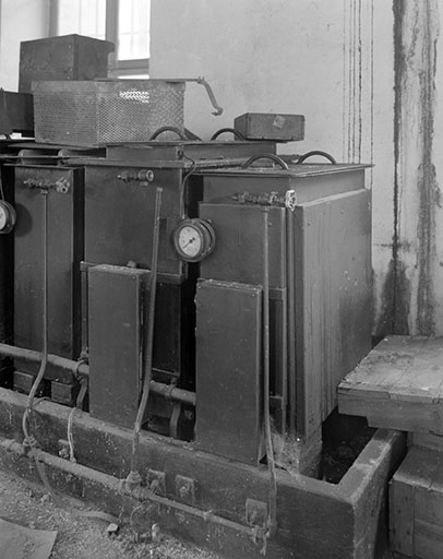 Atelier de fabrication (rez-de-chaussée) : détail de la chaîne d'électrolyse.