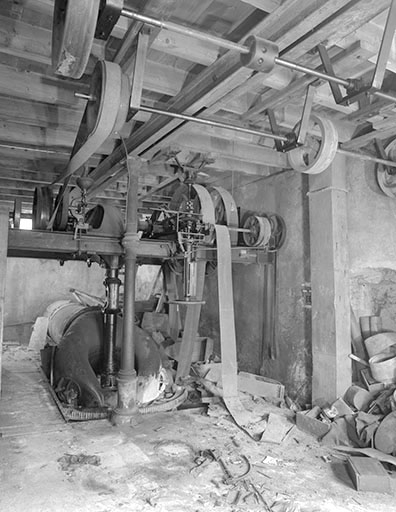 Bâtiment d'eau : bâche de la turbine et transmission.