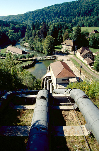 Le site depuis le haut de la conduite forcée (cadrage vertical).