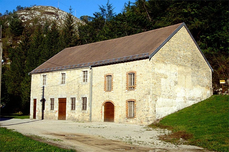 Logement d'ouvriers et magasin industriel (ancienne hall à charbon ?).