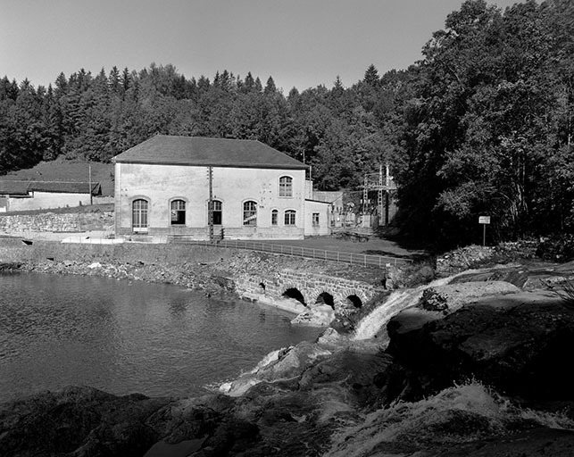 Vue d'ensemble de la centrale depuis la cascade.