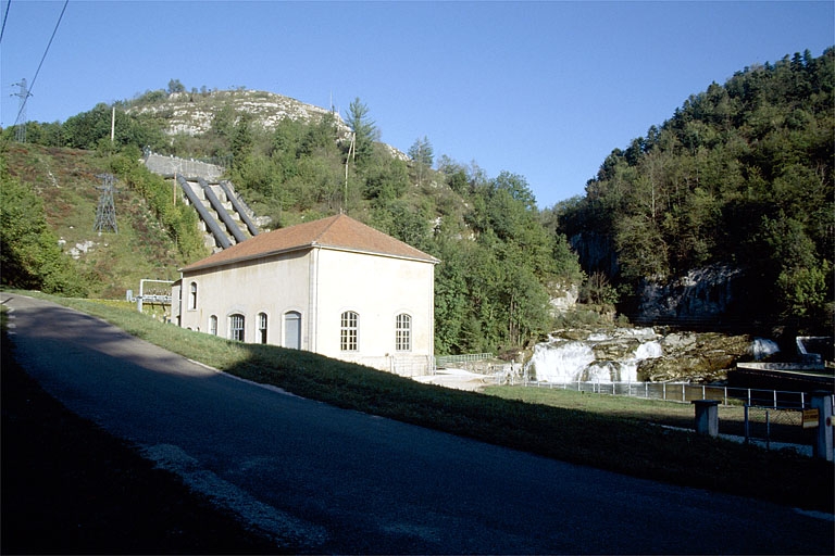 Vue d'ensemble de la centrale et de la cascade.