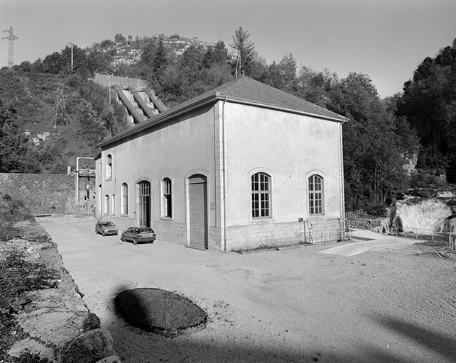 Centrale vue de trois quarts droite.