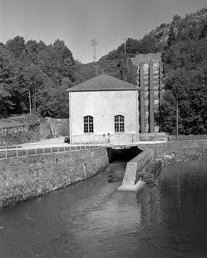 Façade latérale droite de la centrale et canal de fuite.