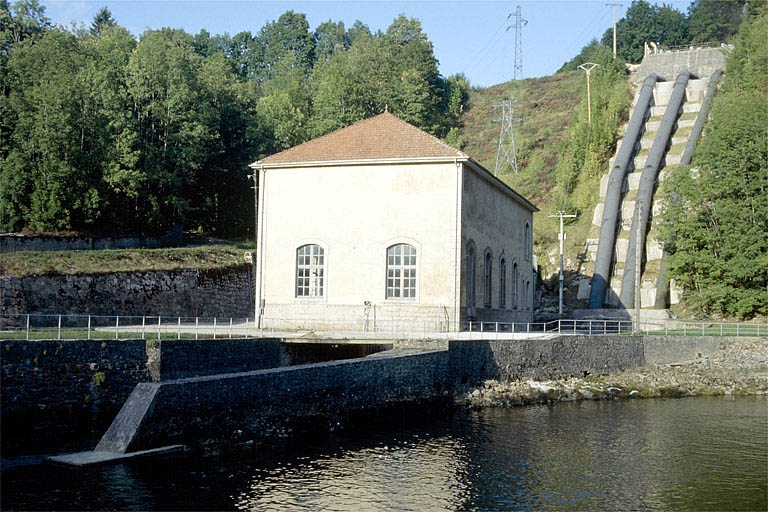 Façade latérale droite de la centrale et conduite forcée.