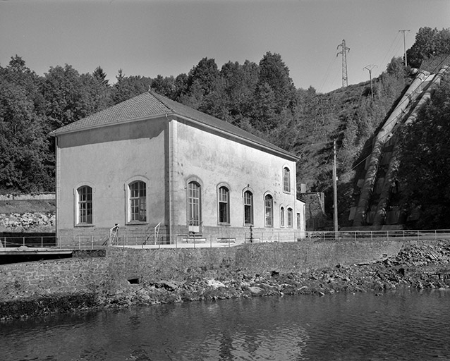 Façade postérieure de la centrale, vue de trois quarts gauche.