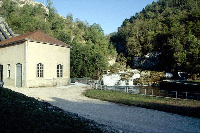 Centrale et cascade.