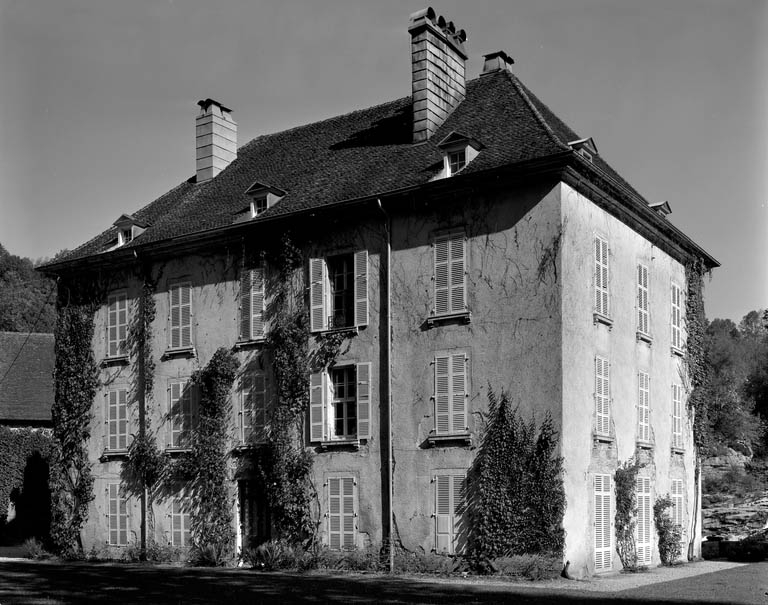 Façade postérieure du logement patronal, vue de trois quarts droite.