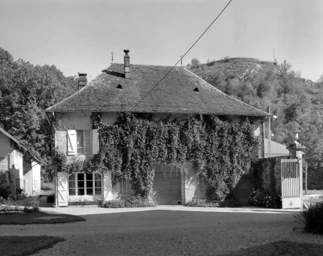 Façade antérieure du bâtiment abritant logement de domestiques et remise.