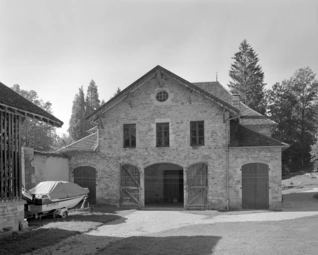 Façade postérieure du bâtiment abritant logement de domestiques et remise.