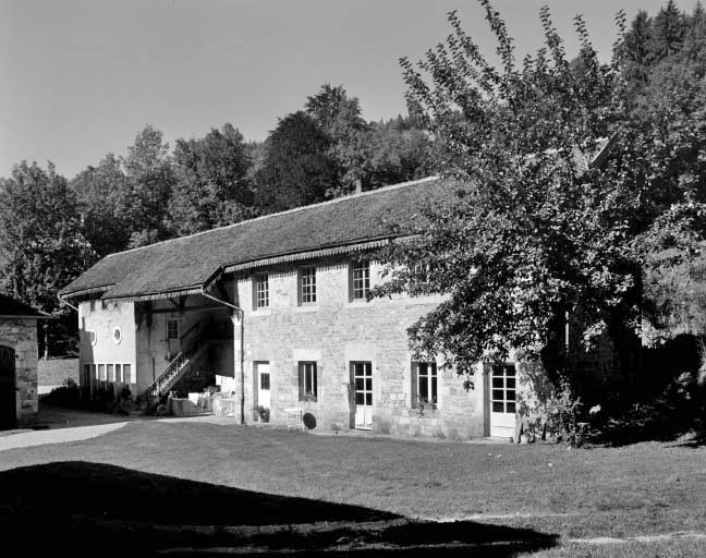 Bâtiment des communs vu de trois quarts droite.