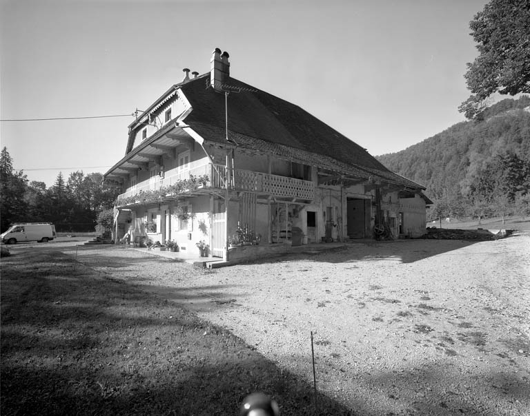 Ferme vue de trois quarts droite.