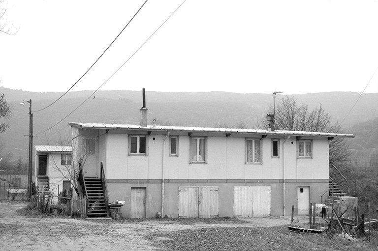Façade antérieure d'une autre maison de la série. Maison cadastrée 1985 AN 122.