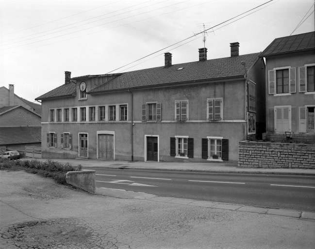 Façade antérieure de trois quarts droite.