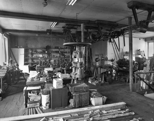 Intérieur de l'atelier à l'étage et machines.