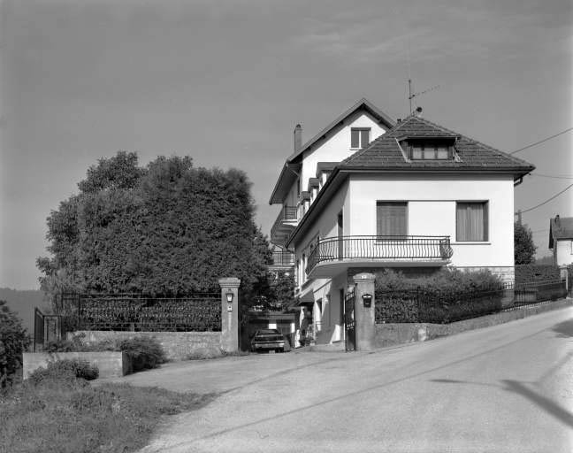 Entrée et logement patronal.