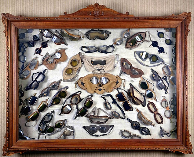Vitrine d'exposition de lunettes de la société L. Jeantet.