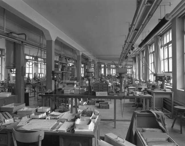 Ateliers de fabrication (1928-1929) : vue d'ensemble du rez-de-chaussée, depuis l'entrée.