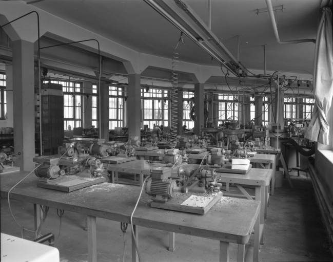 Ateliers de fabrication (1928-1929) : vue d'ensemble du rez-de-chaussée, depuis le fond.