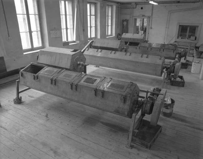 Ateliers de fabrication (1928-1929) : machines dans l'atelier à l'étage.