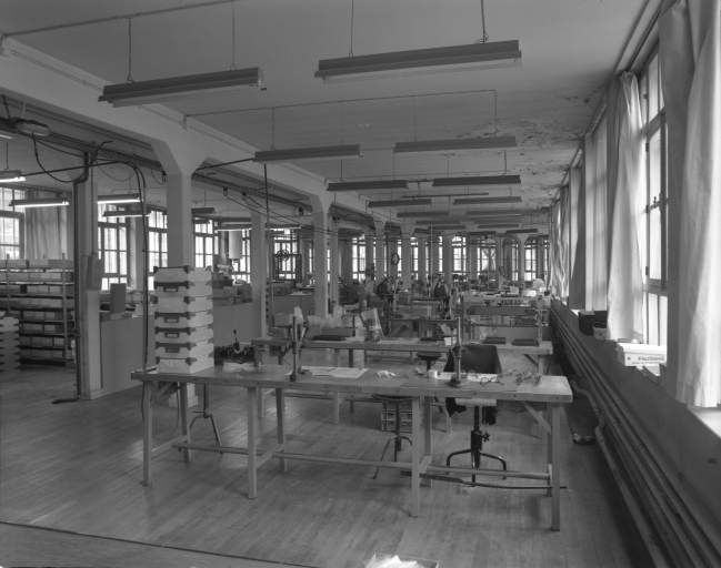 Ateliers de fabrication (1892) : tonneaux de polissage.