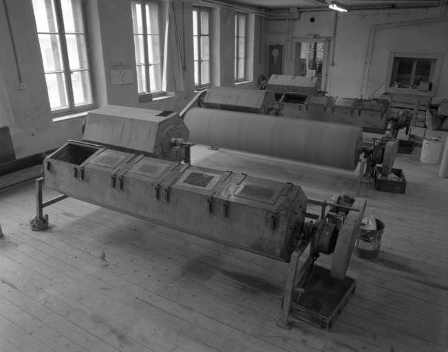 Ateliers de fabrication (1892) : tonneaux de polissage.