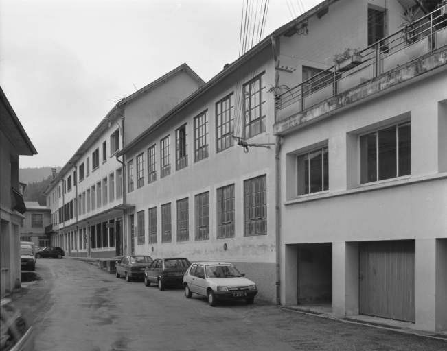 Façade antérieure de trois quarts droite.