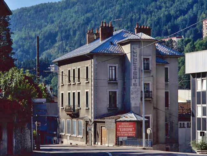 Façades antérieure et latérale droite.