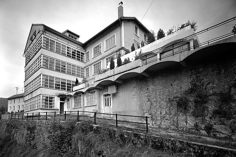 Façade antérieure et latérale gauche des ateliers.