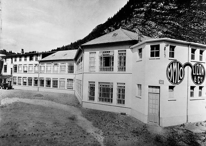 Ateliers au long de la Bienne et intérieur d'un atelier de fabrication [de la Manufacture mécanique de Lunetterie et d'Optique, à Morez], 1ère moitié 20e siècle [vers 1930].