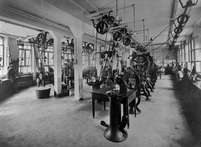 Intérieur d'un atelier de fabrication. Photographie, s.d. [1ère moitié 20e siècle, vers 1930].