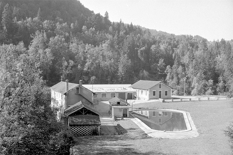 Ancienne usine et piscine.
