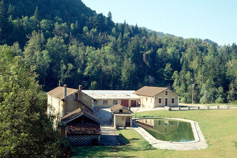 Ancienne usine et piscine.