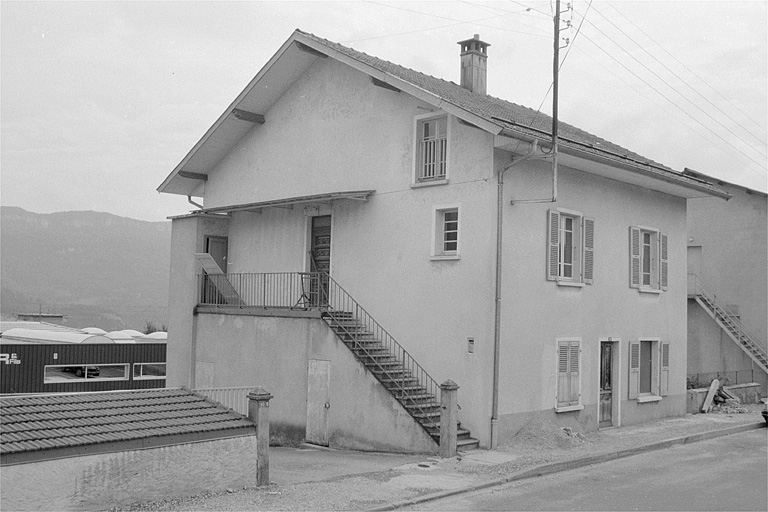 Magasin industriel (ancien logement) à l'entrée de l'usine.